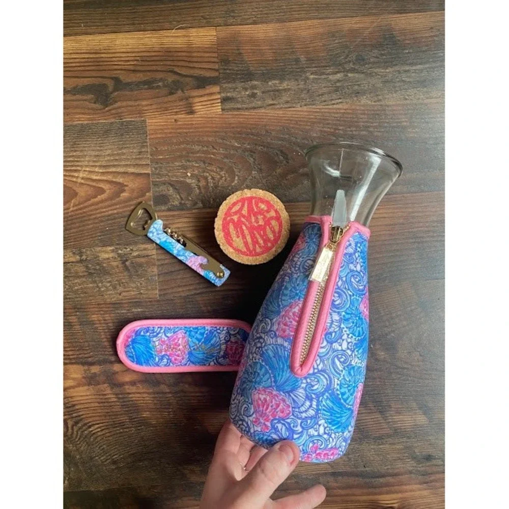 Lilly Pulitzer Wine Bar Set Carafe Neoprene Sleeve Corkscrew Coaster Seashell‎